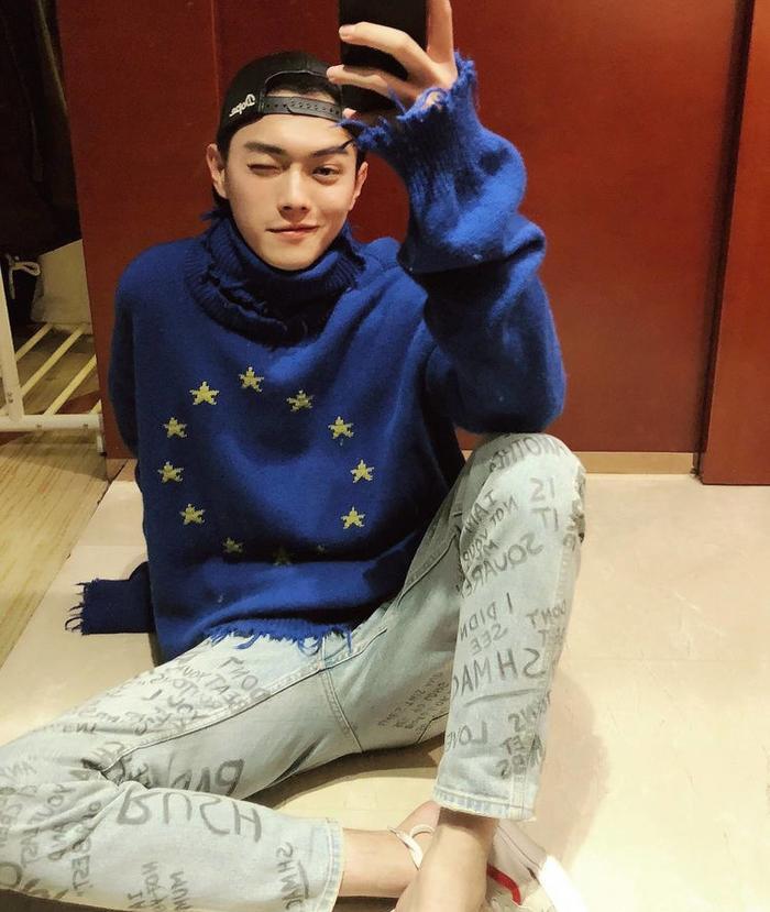 许凯《招摇》中是妻奴，现实中时尚照风格多变，非常有男人味