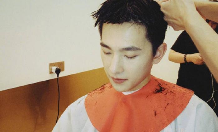 杨洋亲自动手剃寸头,依旧帅气硬朗,男性魅力十足
