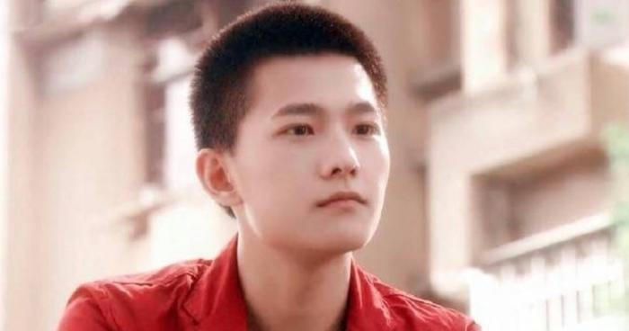 杨洋亲自动手剃寸头,依旧帅气硬朗,男性魅力十足