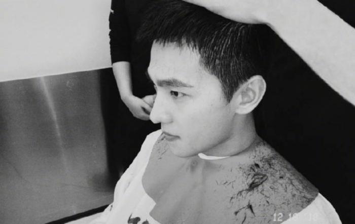 杨洋亲自动手剃寸头,依旧帅气硬朗,男性魅力十足