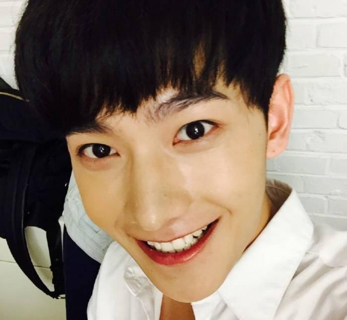 杨洋亲自动手剃寸头,依旧帅气硬朗,男性魅力十足