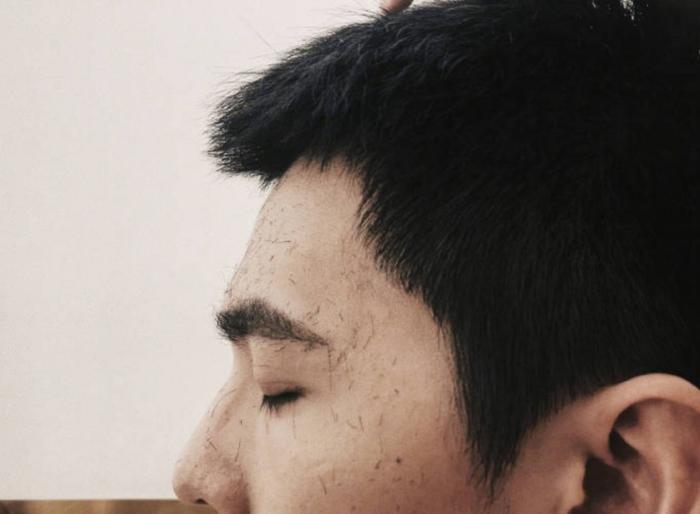 杨洋亲自动手剃寸头,依旧帅气硬朗,男性魅力十足