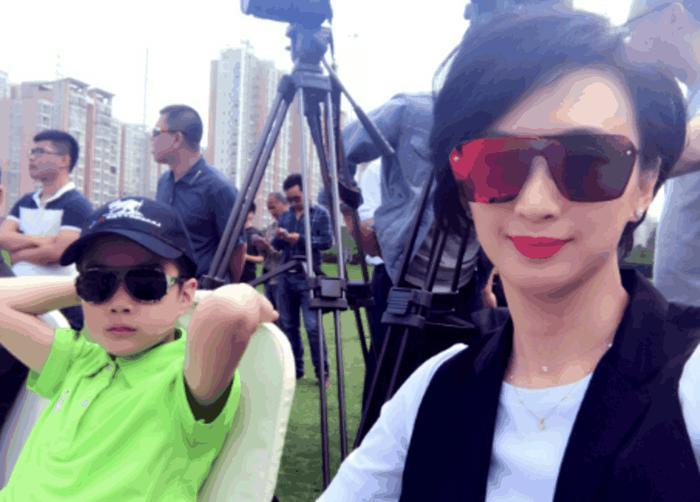 54岁许亚军与贤妻近照: 四任妻子个个美艳出众, 儿子帅气很像他