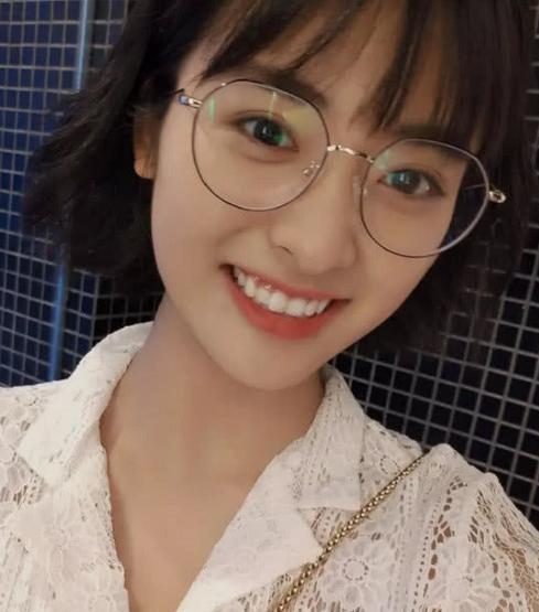 沈月扎起头发后暴露“菱形脸”,可爱变甜美,网友还是短发可爱!