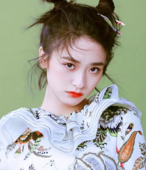 沈月扎起头发后暴露“菱形脸”,可爱变甜美,网友还是短发可爱!