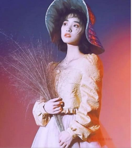 沈月扎起头发后暴露“菱形脸”,可爱变甜美,网友还是短发可爱!