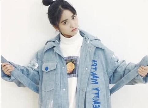 沈月扎起头发后暴露“菱形脸”,可爱变甜美,网友还是短发可爱!