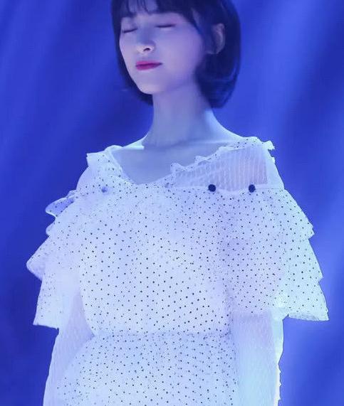 沈月扎起头发后暴露“菱形脸”,可爱变甜美,网友还是短发可爱!