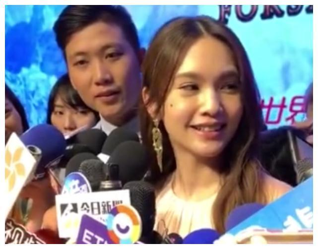 杨丞琳李荣浩晒结婚证照片!杨丞琳超美,而李荣浩笑得眼睛更小了