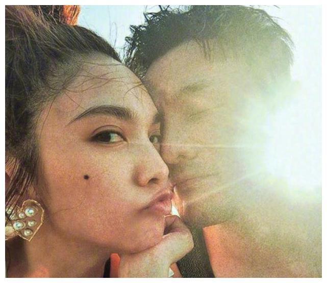 杨丞琳李荣浩晒结婚证照片!杨丞琳超美,而李荣浩笑得眼睛更小了