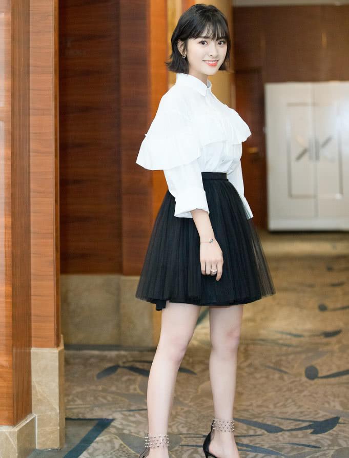 沈月穿蕾丝裙被P了40码大脚,身高肯定有1米6,还是初恋脸!