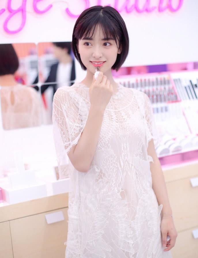 沈月穿蕾丝裙被P了40码大脚,身高肯定有1米6,还是初恋脸!