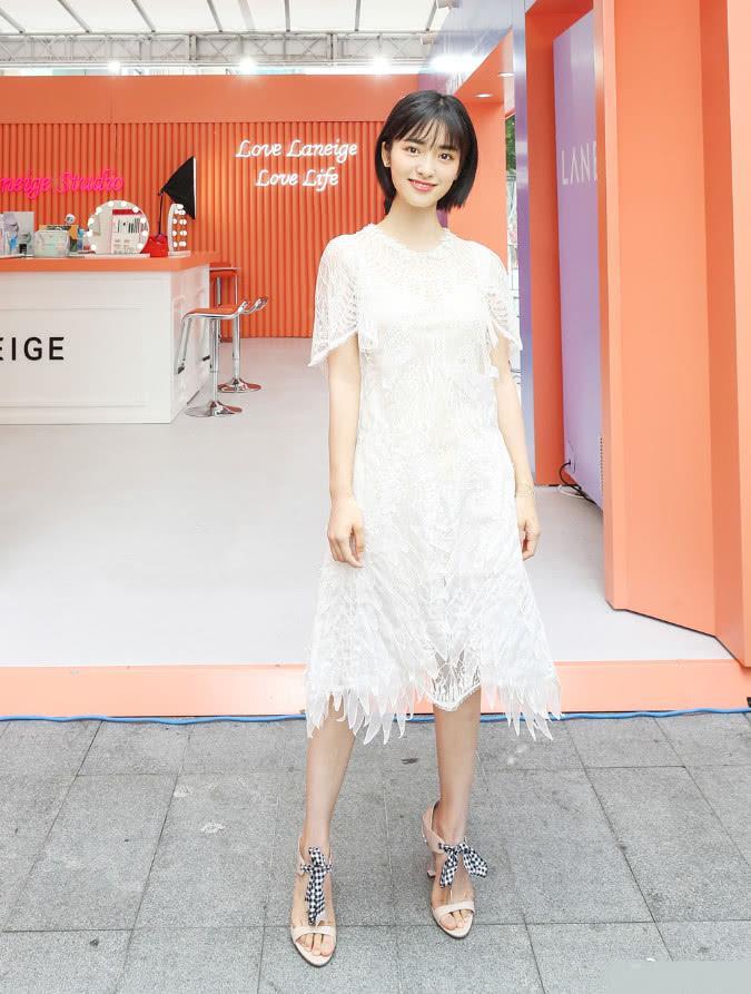 沈月穿蕾丝裙被P了40码大脚,身高肯定有1米6,还是初恋脸!