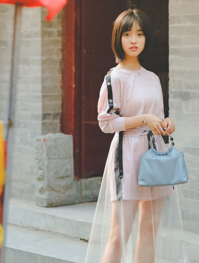 沈月穿蕾丝裙被P了40码大脚,身高肯定有1米6,还是初恋脸!