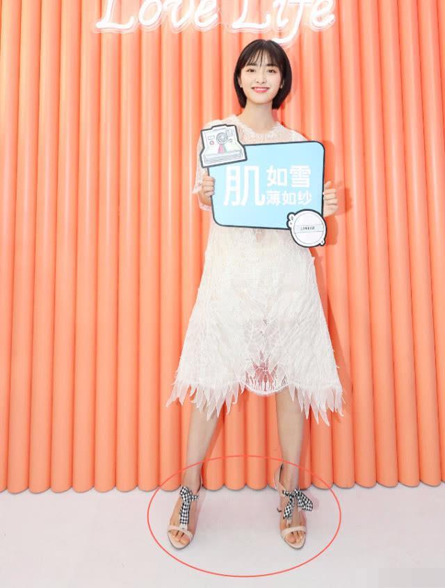 沈月穿蕾丝裙被P了40码大脚,身高肯定有1米6,还是初恋脸!