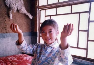 ​她6岁因一部戏出道，之后红遍整个娱乐圈，今21岁美成这样