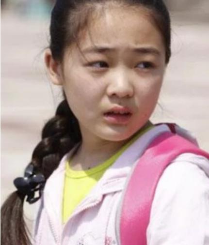 她6岁因一部戏出道，之后红遍整个娱乐圈，今21岁美成这样