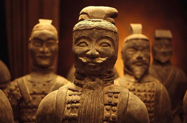 兵马俑中间的土墙是干什么的？为什么不挖开，里面藏着什么东西？