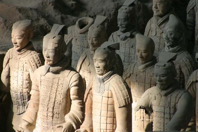 兵马俑中间的土墙是干什么的？为什么不挖开，里面藏着什么东西？