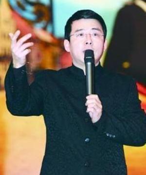 从红极一时到众人唾骂,央视名嘴阿丘遭封杀,现在他怎么样了?