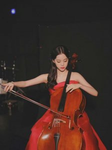 欧阳娜娜8岁花滑旧照曝光,冰场舞姿有模有样,果然是多才多艺