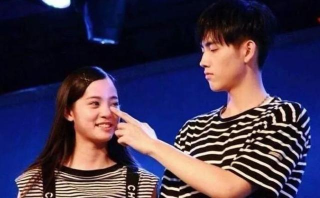 欧阳娜娜携手周震南拍大片,动作亲昵似情侣,CP感不输陈飞宇