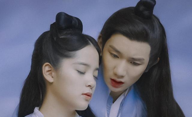 欧阳娜娜携手周震南拍大片,动作亲昵似情侣,CP感不输陈飞宇