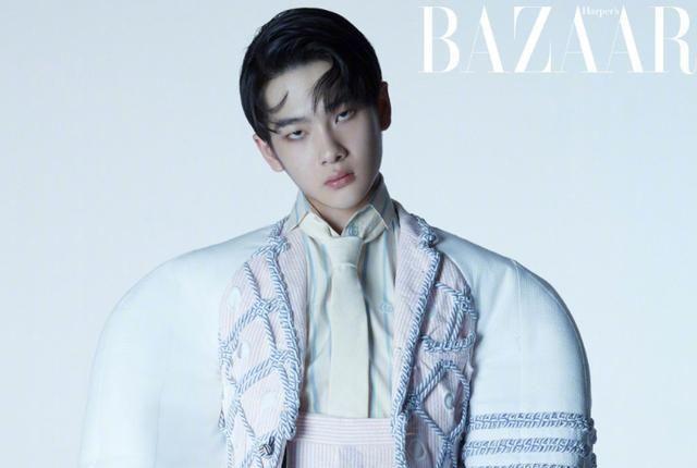 欧阳娜娜携手周震南拍大片,动作亲昵似情侣,CP感不输陈飞宇