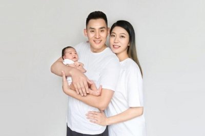 ​中国女排冠军官宣当妈！爱女抱排球拍照，球迷：世界级副攻的苗子