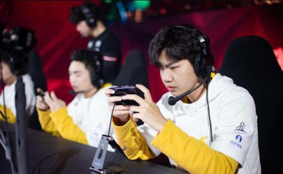《王者荣耀》面对争议不断的XQ战队,寒夜表示新老结合最佳