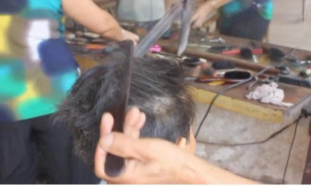 农村大爷用火钳烫发,很多村民排队做发型,声称:帅气管得久