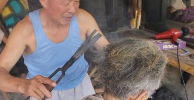 农村大爷用火钳烫发,很多村民排队做发型,声称:帅气管得久