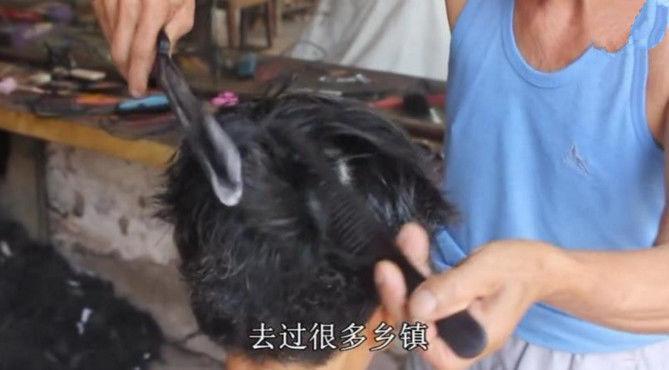 农村大爷用火钳烫发,很多村民排队做发型,声称:帅气管得久