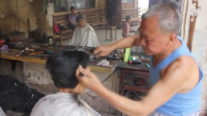 农村大爷用火钳烫发,很多村民排队做发型,声称:帅气管得久