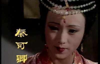 87版红楼梦中的《海棠春睡图》,杨贵妃为什么是站着的?