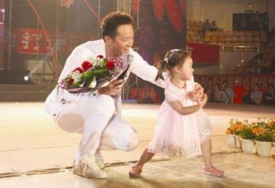 ​李玉刚老婆和女儿照片 被曝隐婚多年是不是真的