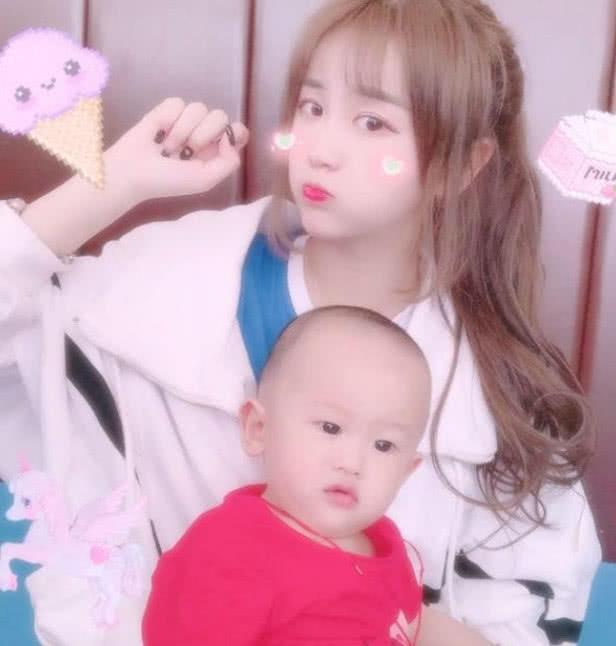 杨清柠孩子生日晒照,不像母子像姐弟,毕竟才20岁