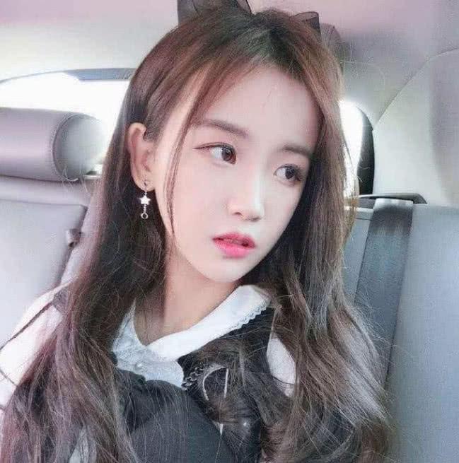 杨清柠孩子生日晒照,不像母子像姐弟,毕竟才20岁