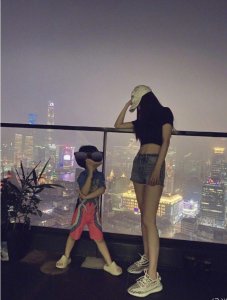 Baby带小海绵豪华酒店游泳因没化妆拒绝合照被网友曝光真实素颜