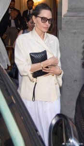 48岁朱莉闪耀罗马街头!一身白色仙气十足太美了,女神果然很抗老