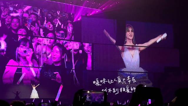 杨丞琳苏州演唱会限定服装演唱《暧昧》