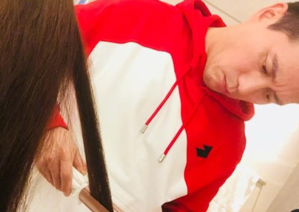 李小璐事件让安以轩不敢做发型?在家做头发被老公烫伤耳朵