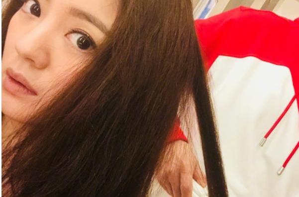 李小璐事件让安以轩不敢做发型?在家做头发被老公烫伤耳朵