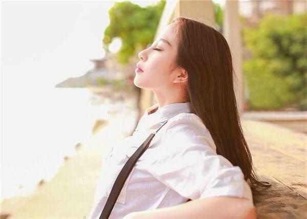 内向不等于没兴趣,很多话不多,看似很沉闷的人,熟悉之后发现TA原来是个超闷骚的人