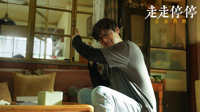 《走走停停》正片片段 父子串门撞破爆笑家庭闹剧