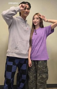 ​郑乃馨晒与男友bright合照 二人恩爱贴贴好甜蜜