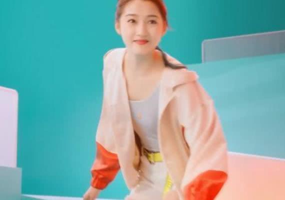 关晓彤身材有多好?穿“锡纸裙”大秀长腿和A4腰,让人挪不开眼