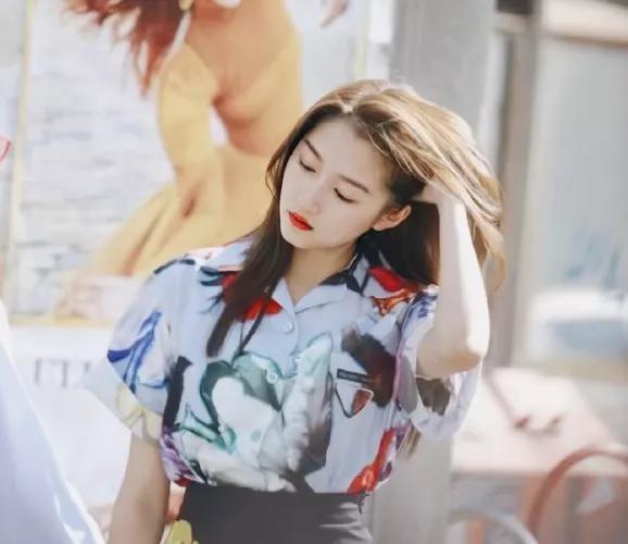 关晓彤身材有多好?穿“锡纸裙”大秀长腿和A4腰,让人挪不开眼