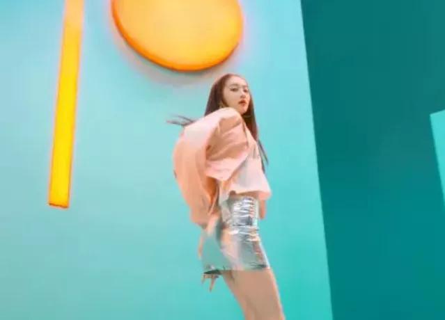 关晓彤身材有多好?穿“锡纸裙”大秀长腿和A4腰,让人挪不开眼