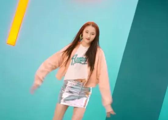 关晓彤身材有多好?穿“锡纸裙”大秀长腿和A4腰,让人挪不开眼